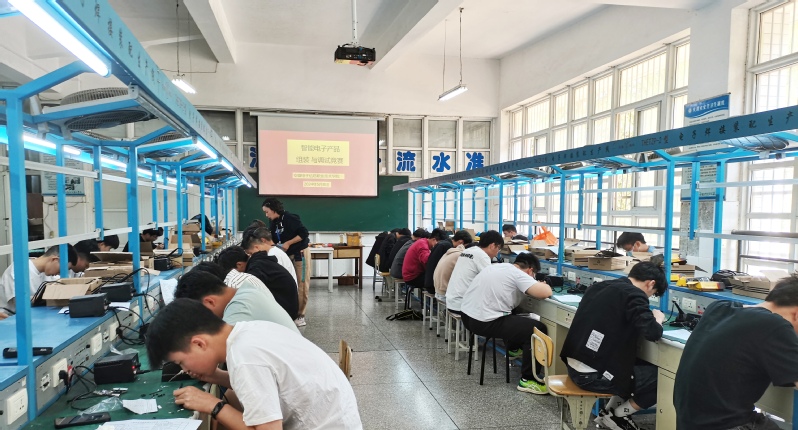 智能电子产品组装与调试竞赛圆满落幕，电子工程学院打造技术开发新高地